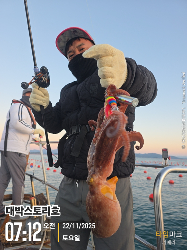2025-11-22 07.12.16__(대박스토리호).jpg