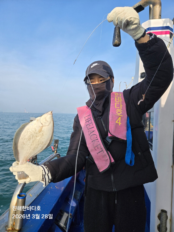 [진해도다리낚시] 오늘도 활기차게 올라오는 통통~한 도다리 찐한 손맛 보시며 즐기고 있습니다^0^